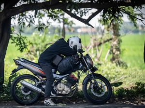 Potret Pemudik Motor Tertidur di Tepi Jalur Pantura