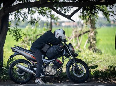 Potret Pemudik Motor Tertidur di Tepi Jalur Pantura