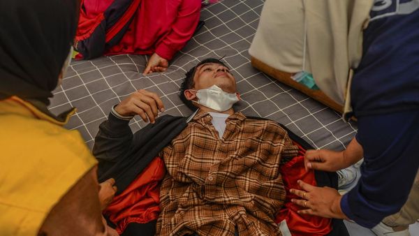 Kelelahan! Pemudik di Pelabuhan Ciwandan Tepar