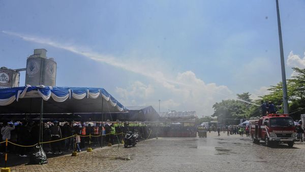 Panas Menyengat, Pemudik Motor Disemprot Air