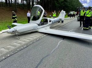 Pesawat Lancair 360 Mendarat Darurat di Jalan Raya Jadi Tontonan Pesawat Lancair 360 Mendarat Darurat di Jalan Raya Jadi Tontonan