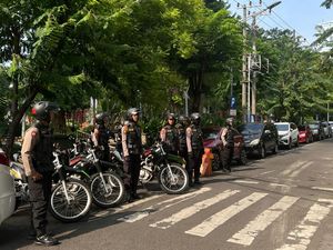 Polisi di Surabaya Patroli Rumah Warga yang Kosong Ditinggal Mudik Polisi di Surabaya Patroli Rumah Warga yang Kosong Ditinggal Mudik