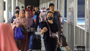 Ribuan Pemudik Pejalan Kaki Padati Pelabuhan Merak