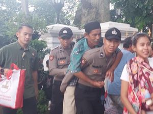 Momen Lansia Digendong Polisi Antre Paket Sembako dari Jokowi di Bogor