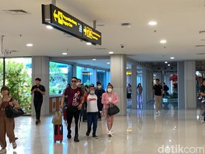 Bandara Ngurah Rai Bali Ramai Wisatawan di H-3 Lebaran Bandara Ngurah Rai Bali Ramai Wisatawan di H-3 Lebaran