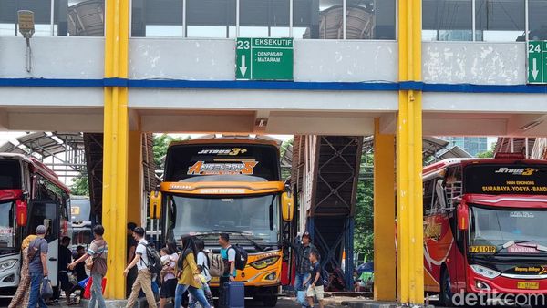 Terminal Purabaya Sidoarjo Ramai Pada H-3 Lebaran