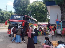 Suasana Terminal Baranangsiang Bogor Ramai Pemudik H-3 Lebaran