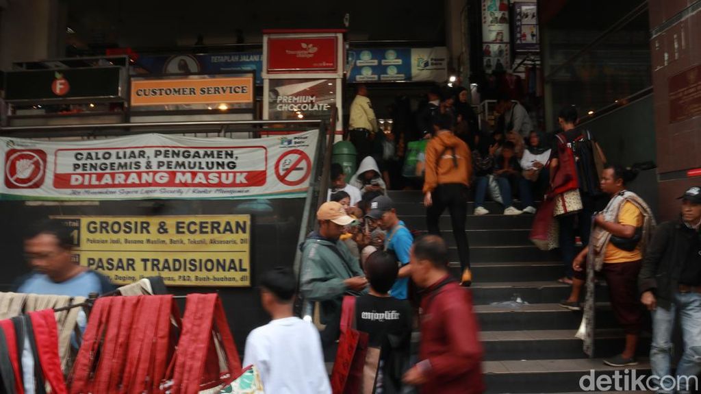 Potret Pasar Baru Diserbu Pengunjung pada H-3 Lebaran Potret Pasar Baru Diserbu Pengunjung pada H-3 Lebaran