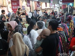 H-3 Lebaran, Pasar Baru Bandung Diserbu Pengunjung