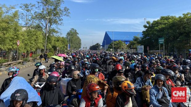 Antrean panjang pemudik kendaraan roda dua alias motor yang meluber dari titik pemeriksaan tiket masuk Pelabuhan Ciwandan, Banten belum terurai hingga Minggu (7/4) pagi atau H-3 Lebaran 2024.