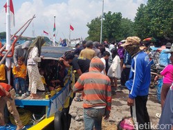 Tradisi Petolekoran Saat Warga Gili Ketapang Ramai-Ramai Berburu Baju Lebaran