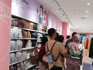 Jual Produk Lucu, Miniso Pink di Transmart Kokas Ramai Pengunjung