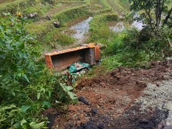 Truk Terguling ke Sawah di Manggarai Timur, Sopir Tewas-2 Luka