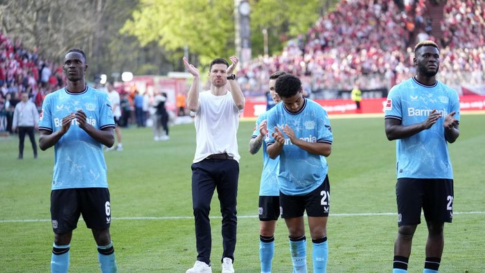 Leverkusens head coach Xabi Alonso, second left, and Leverkusen players celebrate after the German Bundesliga soccer match between Bayer 04 Leverkusen and 1. FC Union Berlin, in Berlin, Germany, Saturday, April 6, 2024. (AP Photo/Ebrahim Noroozi)