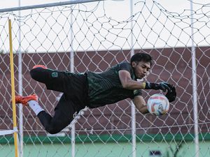 Liga 1: Andhika Bicara Soal Persaingannya dengan Ernando di Persebaya Liga 1: Andhika Bicara Soal Persaingannya dengan Ernando di Persebaya
