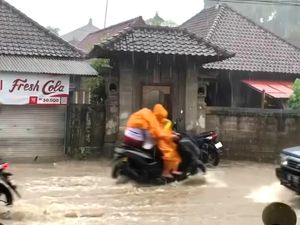 Hujan Deras, Jalan di Tegallalang-Ubud Gianyar Banjir Hujan Deras, Jalan di Tegallalang-Ubud Gianyar Banjir