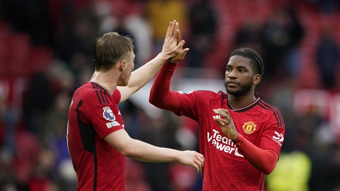 Manchester Uniteds Rasmus Hojlund, left, and Willy Kambwala greet each other after the English Premier League soccer match between Manchester United and Liverpool at the Old Trafford stadium in Manchester, England, Sunday, April 7, 2024. (AP Photo/Dave Thompson)
