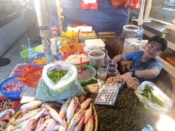Bumbu Giling Rendang hingga Opor di Pasar Senen Banyak Diburu H-2 Lebaran