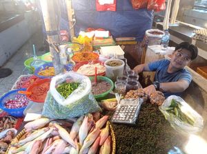 Bumbu Giling Rendang hingga Opor di Pasar Senen Banyak Diburu H-2 Lebaran Bumbu Giling Rendang hingga Opor di Pasar Senen Banyak Diburu H-2 Lebaran