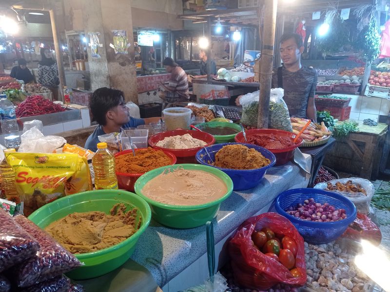 Pedagang bumbu giling di Pasar Senen, Jakarta Pusat, kebanjiran pembeli dua hari jelang hari raya Idulfitri atau Lebaran, Senin (8/4/2024). Bumbu yang laris dibeli untuk keperluan membuat olahan rendang hingga opor ayam.