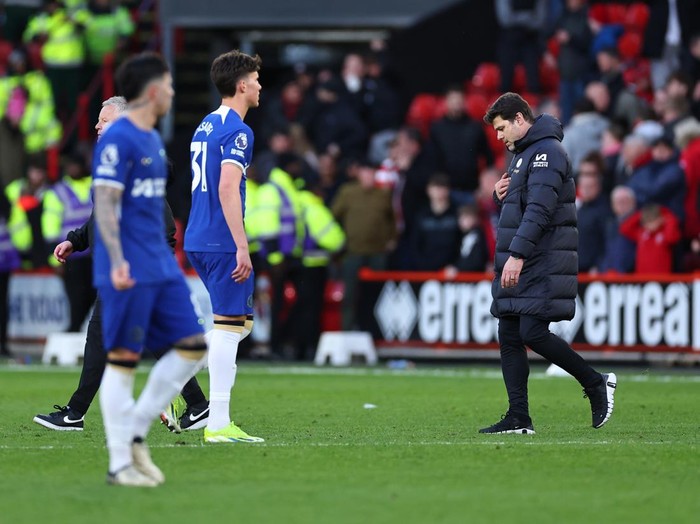 SHEFFIELD, ENGLAND - APRIL 7: A dejected Mauricio Pochettino the head coach / manager of Chelsea at full time during the Premier League match between Sheffield United and Chelsea FC at Bramall Lane on April 7, 2024 in Sheffield, England.(Photo by Robbie Jay Barratt - AMA/Getty Images)