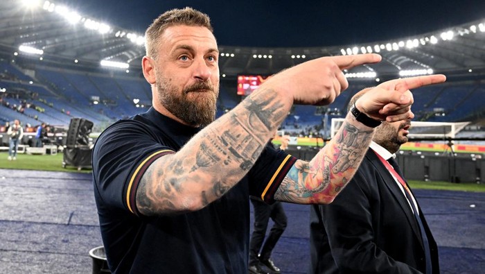 Soccer Football - Serie A - AS Roma v Lazio - Stadio Olimpico, Rome, Italy - April 6, 2024  AS Roma coach Daniele De Rossi celebrates after the match REUTERS/Alberto Lingria