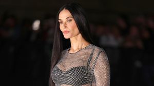 7 Potret Demi Moore Menolak Tua, Seksi Bergaun Menerawang di Usia 60-an