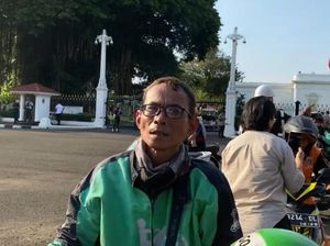 Driver Ojol Senang Terima Paket Sembako dari Jokowi di Depan Istana Driver Ojol Senang Terima Paket Sembako dari Jokowi di Depan Istana