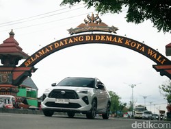 Alasan Toyota Yaris Cross Hybrid Anti Bawa Barang di Atap yang Ditutup Terpal