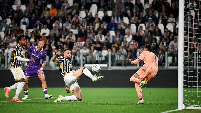 TURIN, ITALY - APRIL 07: Federico Gatti of Juventus kicks the ball during the Serie A TIM match between Juventus and ACF Fiorentina at Allianz Stadium on April 07, 2024 in Turin, Italy. (Photo by Daniele Badolato - Juventus FC/Juventus FC via Getty Images)