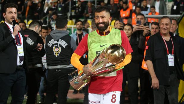 SANLIURFA, TURKEY - APRIL 7: Kerem Demirbay of Galatasaray during the Turkish Super Cup match between Galatasaray and Fenerbahce at 11 Nisan Stadium on April 7, 2024 in Sanliurfa, Turkey. The yellow-dark blue team withdrew from the field in the Super Cup final, which pitted Galatasaray against Fenerbahçe. While the yellow-red team took the lead with Icardi's goal in the 1st minute, the Fenerbahçe team left the field without a kickoff with a signal from the sidelines.(Photo by Murat Akbas/ dia images via Getty Images)