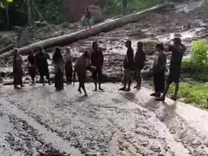 Jalan Trans Sulteng-Gorontalo Lumpuh Akibat Banjir dan Longsor di Buol Jalan Trans Sulteng-Gorontalo Lumpuh Akibat Banjir dan Longsor di Buol