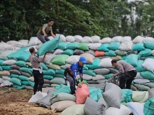 Cegah Laka di Tikungan Ekstrem Pacet-Cangar, Polisi Benahi Jalur Penyelamat Cegah Laka di Tikungan Ekstrem Pacet-Cangar, Polisi Benahi Jalur Penyelamat