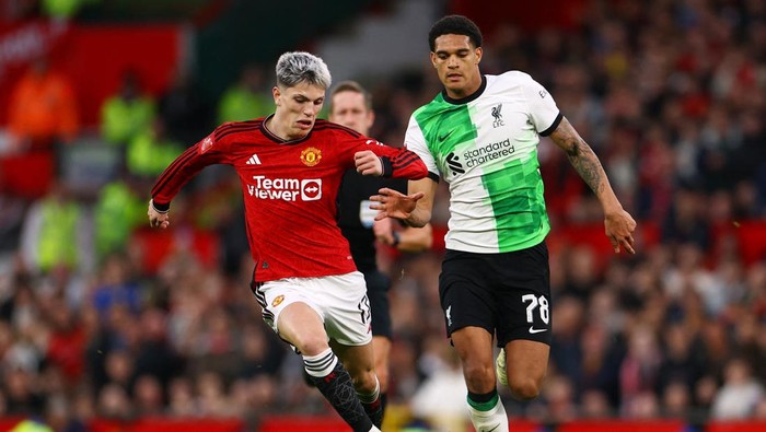 Soccer Football - FA Cup - Quarter Final - Manchester United v Liverpool - Old Trafford, Manchester, Britain - March 17, 2024 Manchester Uniteds Alejandro Garnacho in action with Liverpools Jarell Quansah REUTERS/Molly Darlington