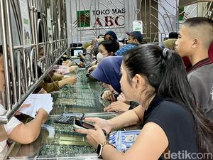 Ramai-ramai Beli Emas Jelang Lebaran Ramai-ramai Beli Emas Jelang Lebaran