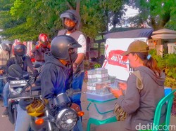 Cuan Menggiurkan Jasa Tukar Uang Baru Bikin Juni Betah di Pinggir Jalan