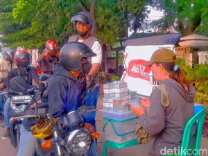 Cuan Menggiurkan Jasa Tukar Uang Baru Bikin Juni Betah di Pinggir Jalan Cuan Menggiurkan Jasa Tukar Uang Baru Bikin Juni Betah di Pinggir Jalan