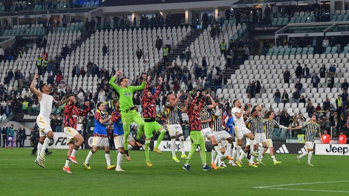 TURIN, ITALY - APRIL 07: players of Juventus greet the fans and celebrate the victory after the Serie A TIM match between Juventus and ACF Fiorentina at Allianz Stadium on April 07, 2024 in Turin, Italy. (Photo by Chris Ricco - Juventus FC/Juventus FC via Getty Images)