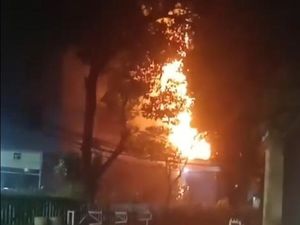 Situasi Saat Api Melahap Gedung LBH-YLBHI di Menteng Jakpus