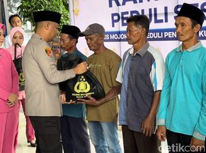 Momen Haru Kapolres Mojokerto Santuni Penggali Kubur hingga Pemandi Jenazah Momen Haru Kapolres Mojokerto Santuni Penggali Kubur hingga Pemandi Jenazah
