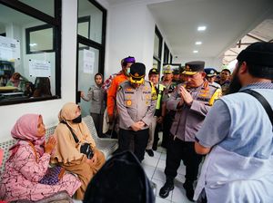 Kapolri Temui Keluarga Korban Kecelakaan Maut Km 58 Tol Cikampek di RSUD Kapolri Temui Keluarga Korban Kecelakaan Maut Km 58 Tol Cikampek di RSUD