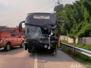 Kagetnya Sopir Bus di KM 58 Tol Cikampek: Tiba-tiba Gran Max Tabrak Kepala