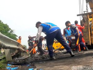 12 Korban Tewas Kecelakaan Maut Km 58 Tol Japek: 7 Pria, 5 Perempuan 12 Korban Tewas Kecelakaan Maut Km 58 Tol Japek: 7 Pria, 5 Perempuan