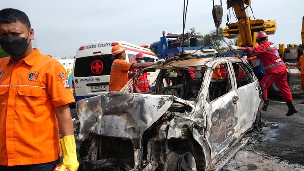 Petugas mengevakuasi bangkai kendaraan yang mengalami kecelakaan di Tol Jakarta-CIkampek KM 58, Karawang Timur, Jawa Barat, Senin (8/4/2024). Kecelakaan yang  melibatkan tiga kendaraan yaitu Bus Primajasa, Grand Max dan Daihatsu Terios tersebut mengakibatkan 12 orang tewas. ANTARA FOTO/Awaludin/Ak/nz