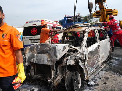 Bangkai Mobil Kecelakaan Maut Tol Cikampek KM 58 Dievakuasi