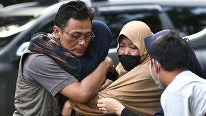 Isak Tangis Keluarga Korban Kecelakaan Tol Jakarta-Cikampek KM 58