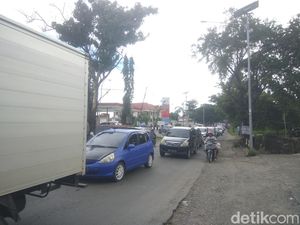 Poros Jeneponto Macet 4 Jam, Antrean Kendaraan Pemudik Mengular 1 Km Poros Jeneponto Macet 4 Jam, Antrean Kendaraan Pemudik Mengular 1 Km