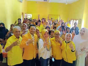 Ketua Golkar Blora Bagi-bagi Bonus Rp 270 Juta ke Relawan-Saksi Dapilnya Ketua Golkar Blora Bagi-bagi Bonus Rp 270 Juta ke Relawan-Saksi Dapilnya