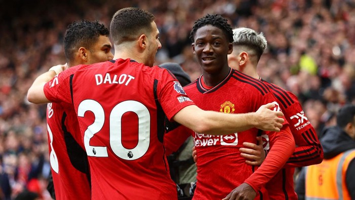 Soccer Football - Premier League - Manchester United v Liverpool - Old Trafford, Manchester, Britain - April 7, 2024  Manchester Uniteds Kobbie Mainoo celebrates scoring their second goal with Diogo Dalot and Casemiro REUTERS/Carl Recine NO USE WITH UNAUTHORIZED AUDIO, VIDEO, DATA, FIXTURE LISTS, CLUB/LEAGUE LOGOS OR LIVE SERVICES. ONLINE IN-MATCH USE LIMITED TO 45 IMAGES, NO VIDEO EMULATION. NO USE IN BETTING, GAMES OR SINGLE CLUB/LEAGUE/PLAYER PUBLICATIONS.