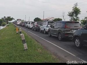 Jalur Pejagan-Prupuk Padat Siang Ini, Lalin Kendaraan Mengular